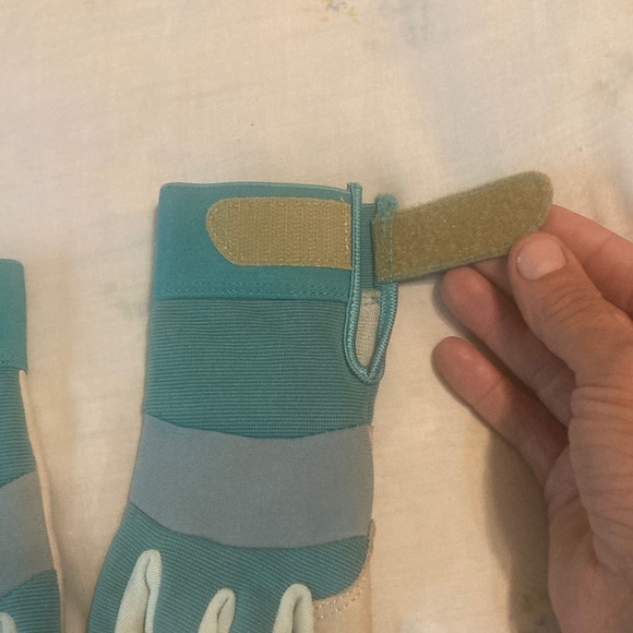 Women's Gloves - Picture 3 of 17